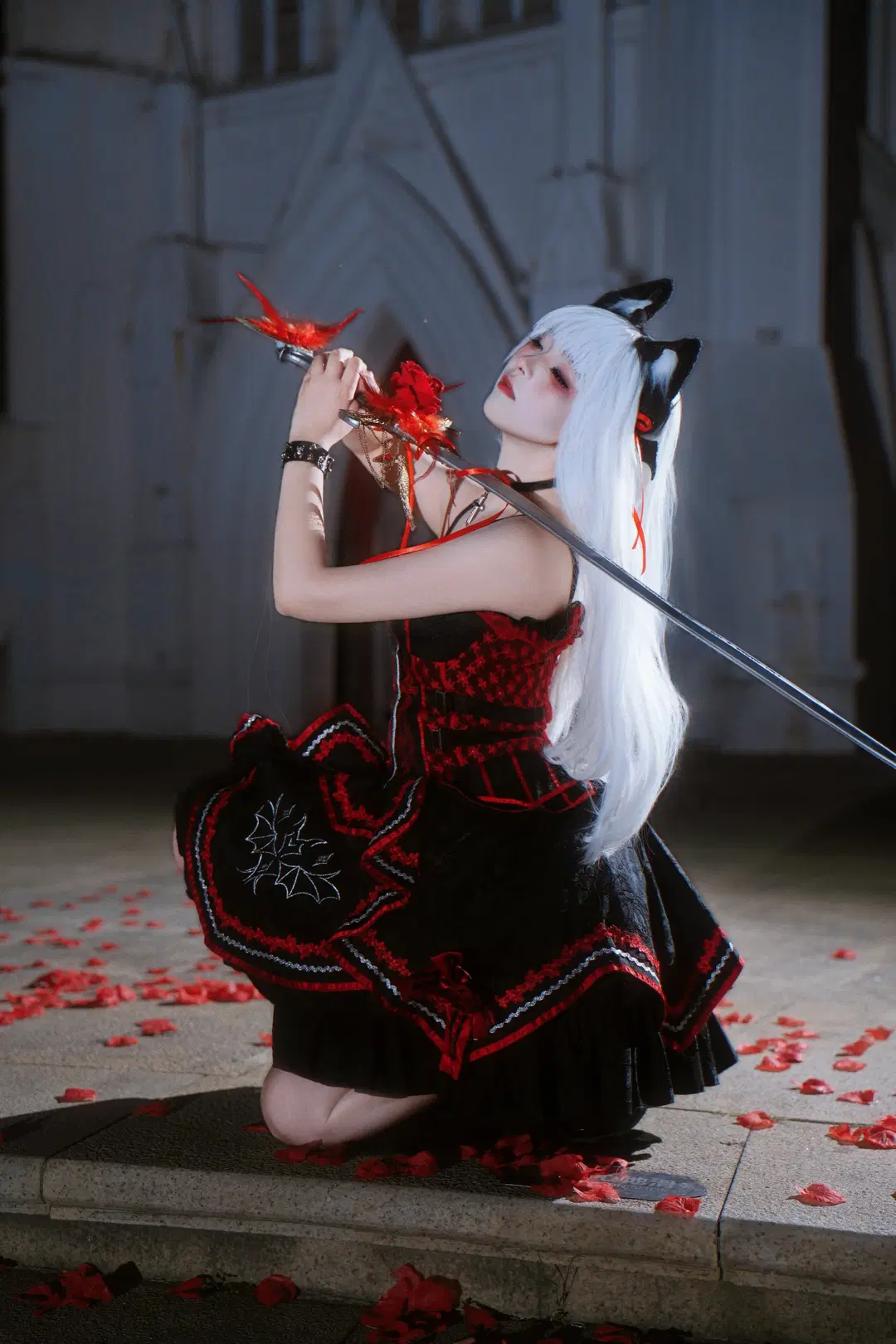 Night Photoshoot Record of Dark Gothic Lolita and Rose Longsword by 倾寒 - Image 9