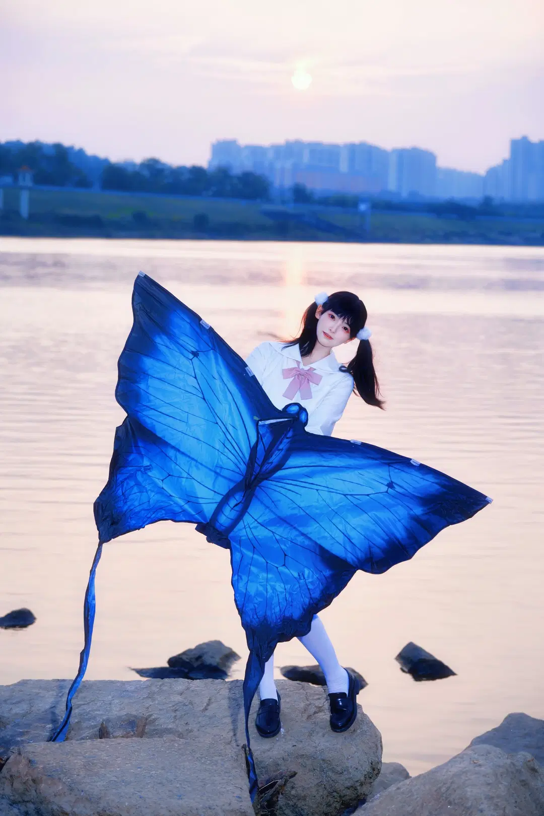 Riverside Sunset JK Photoshoot: Romantic Moments with a Giant Blue Butterfly Kite by 倾寒 - Image 2