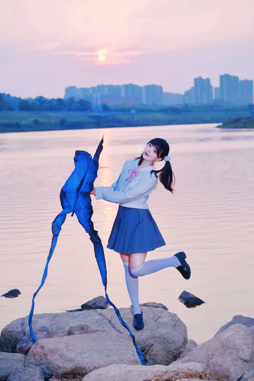 Riverside Sunset JK Photoshoot: Romantic Moments with a Giant Blue Butterfly Kite by 倾寒 - Image 3