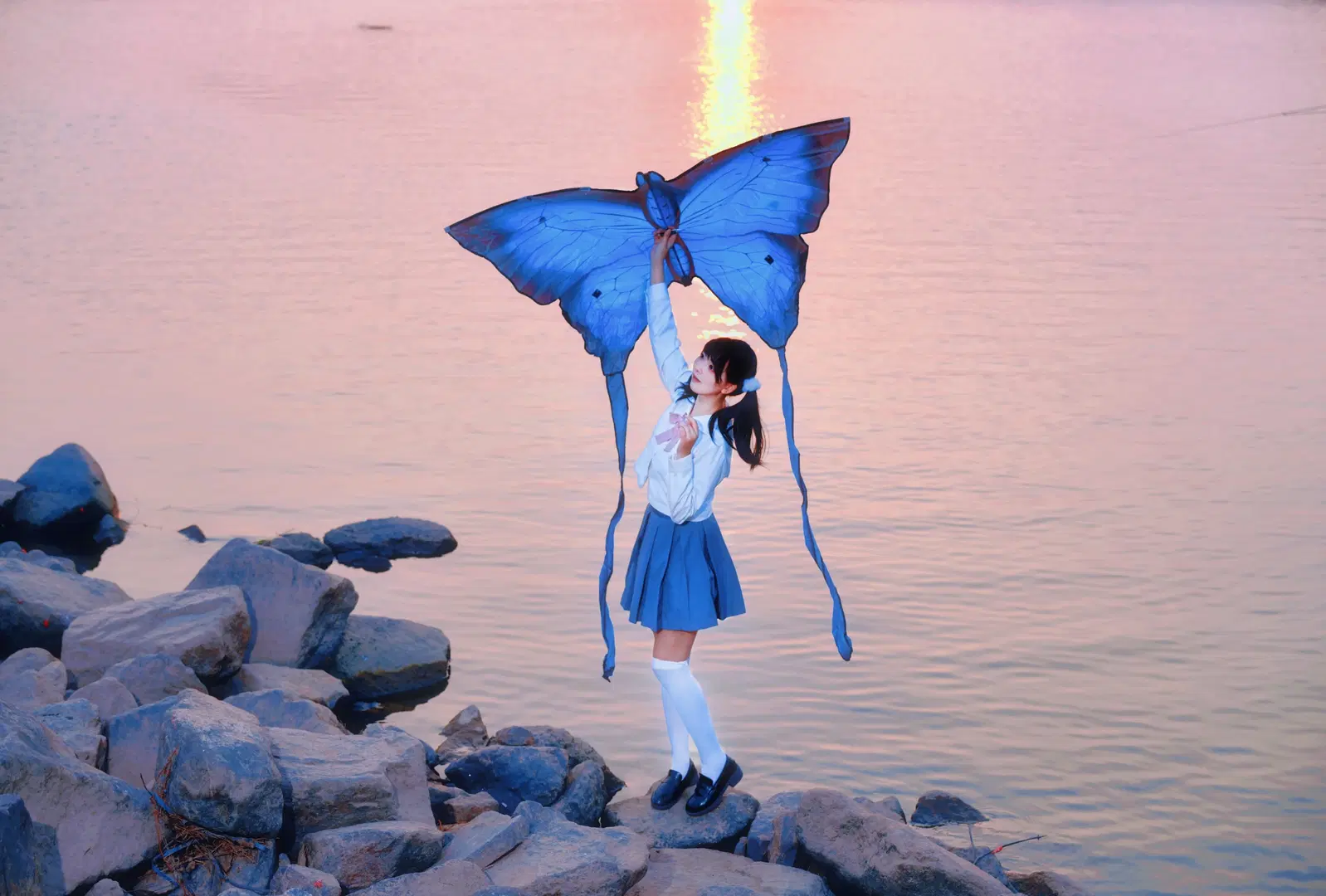 Riverside Sunset JK Photoshoot: Romantic Moments with a Giant Blue Butterfly Kite by 倾寒 - Image 4
