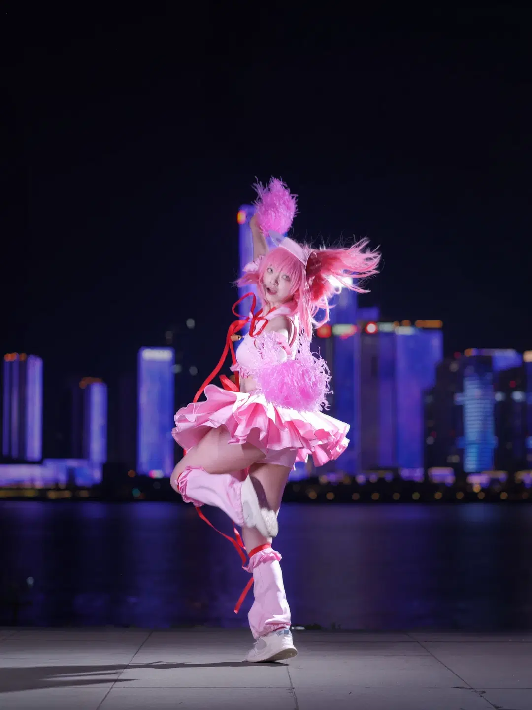 夜景に映えるピンクの躍動感あふれるスナップ - 倾寒 - 2枚目