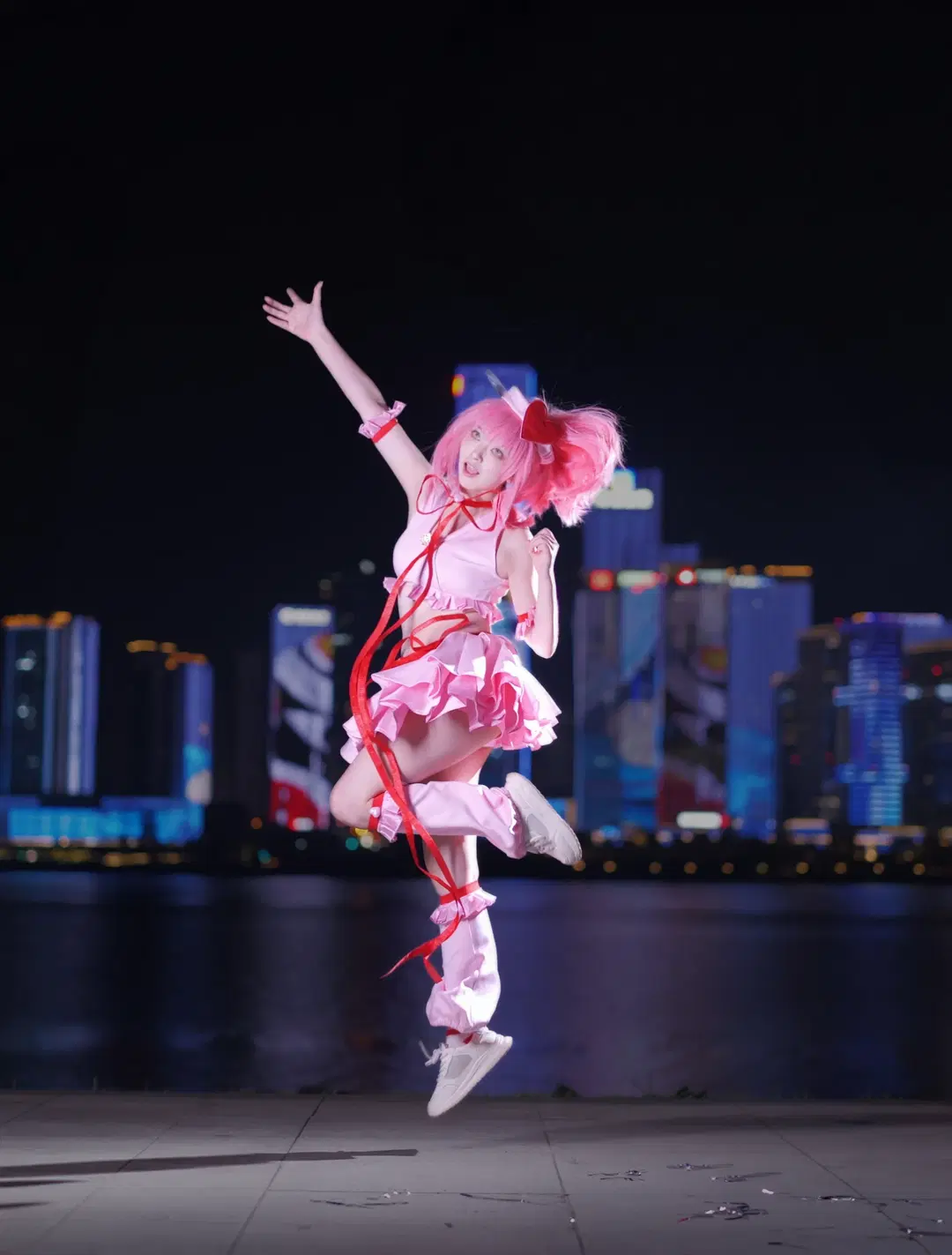 夜景に映えるピンクの躍動感あふれるスナップ - 倾寒 - 3枚目