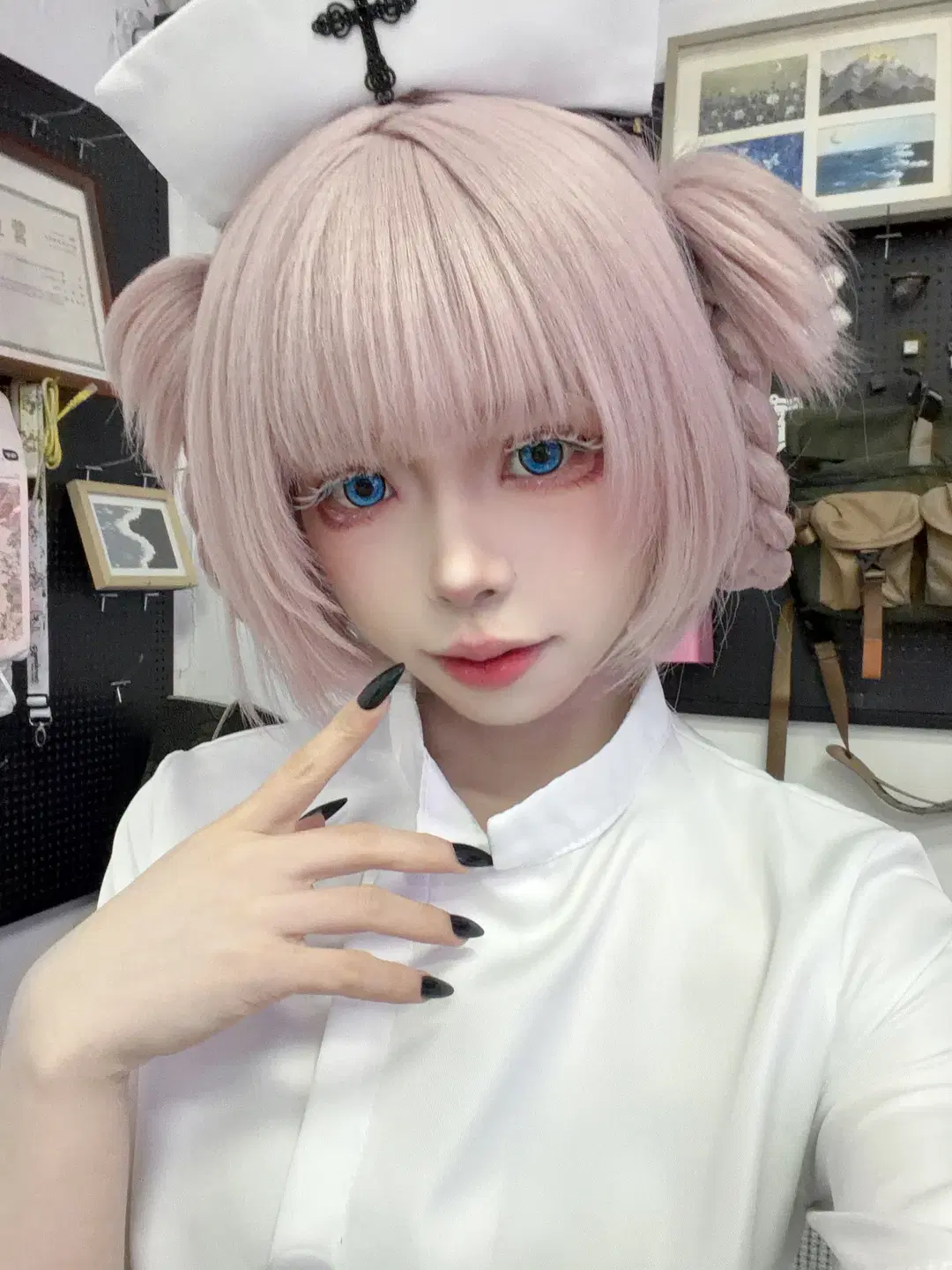 七草荠cos, 白棚摄影, 双丸子头, 护士服cos, 黑长美甲