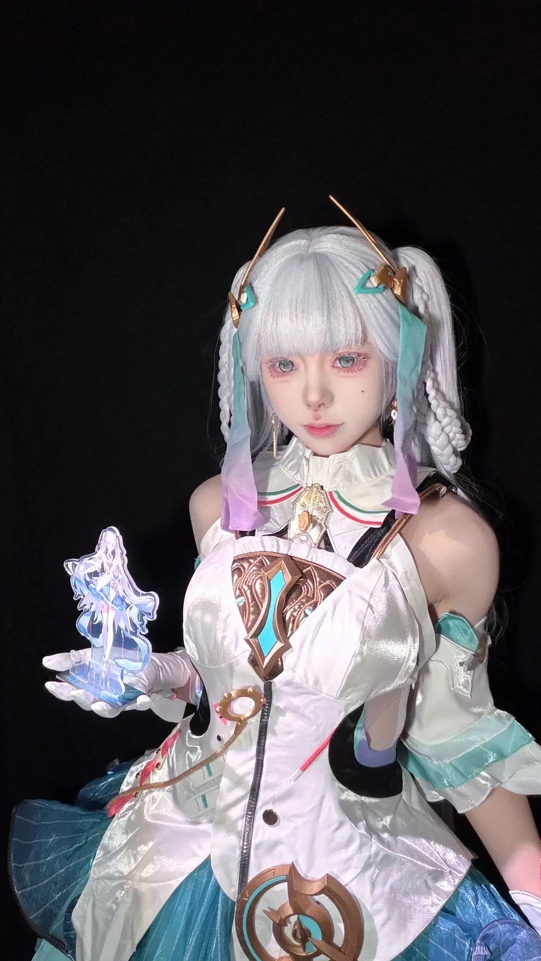【今汐cos】鸣潮今汐演唱会，白色制服与双马尾的舞台感拉满 - 小柜 - 第2张
