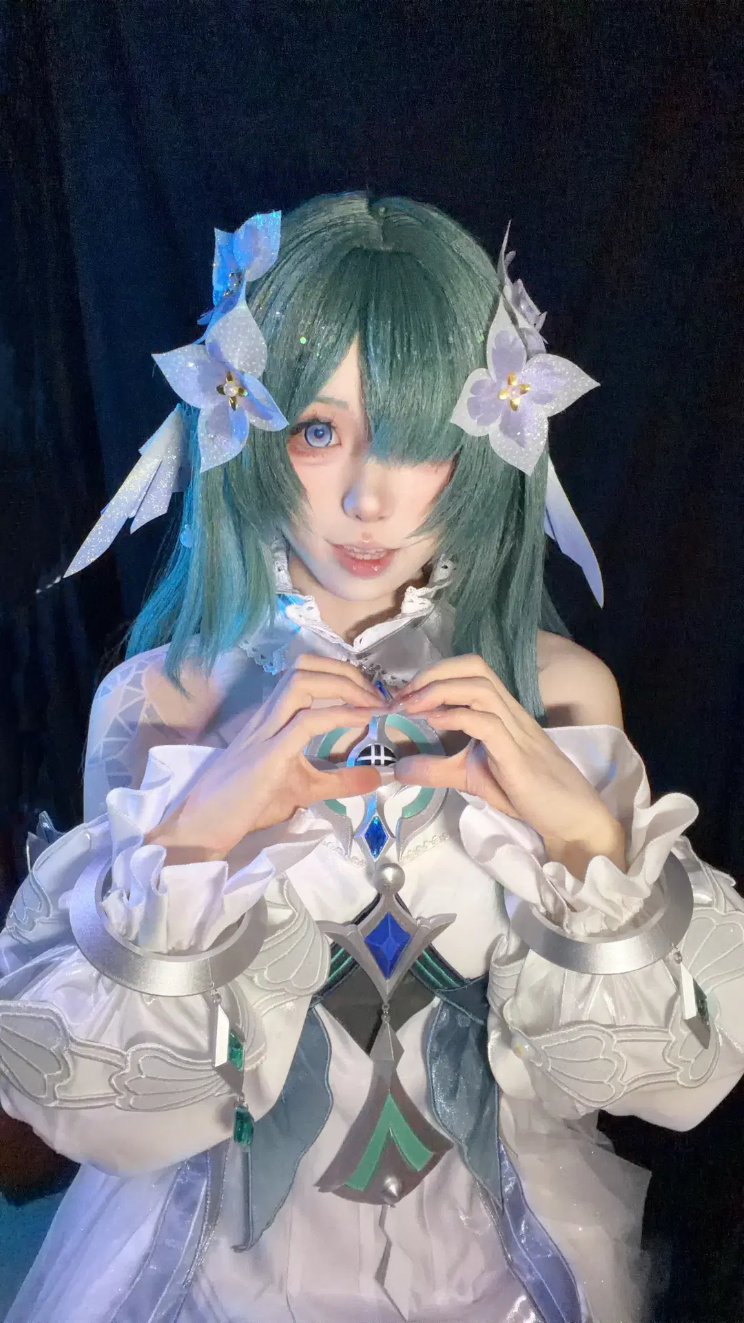 Genshin Impact, Genshin Impact cosplay, Vodyanitsa cos, fantasy-style makeup and styling, teal hair wig