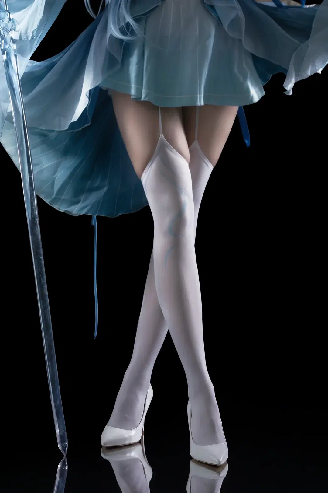 [Qingxiao cosplay] Wuthering Waves Black Studio Shoot, The Aloof Swordsman Defeated by Plump Legs
