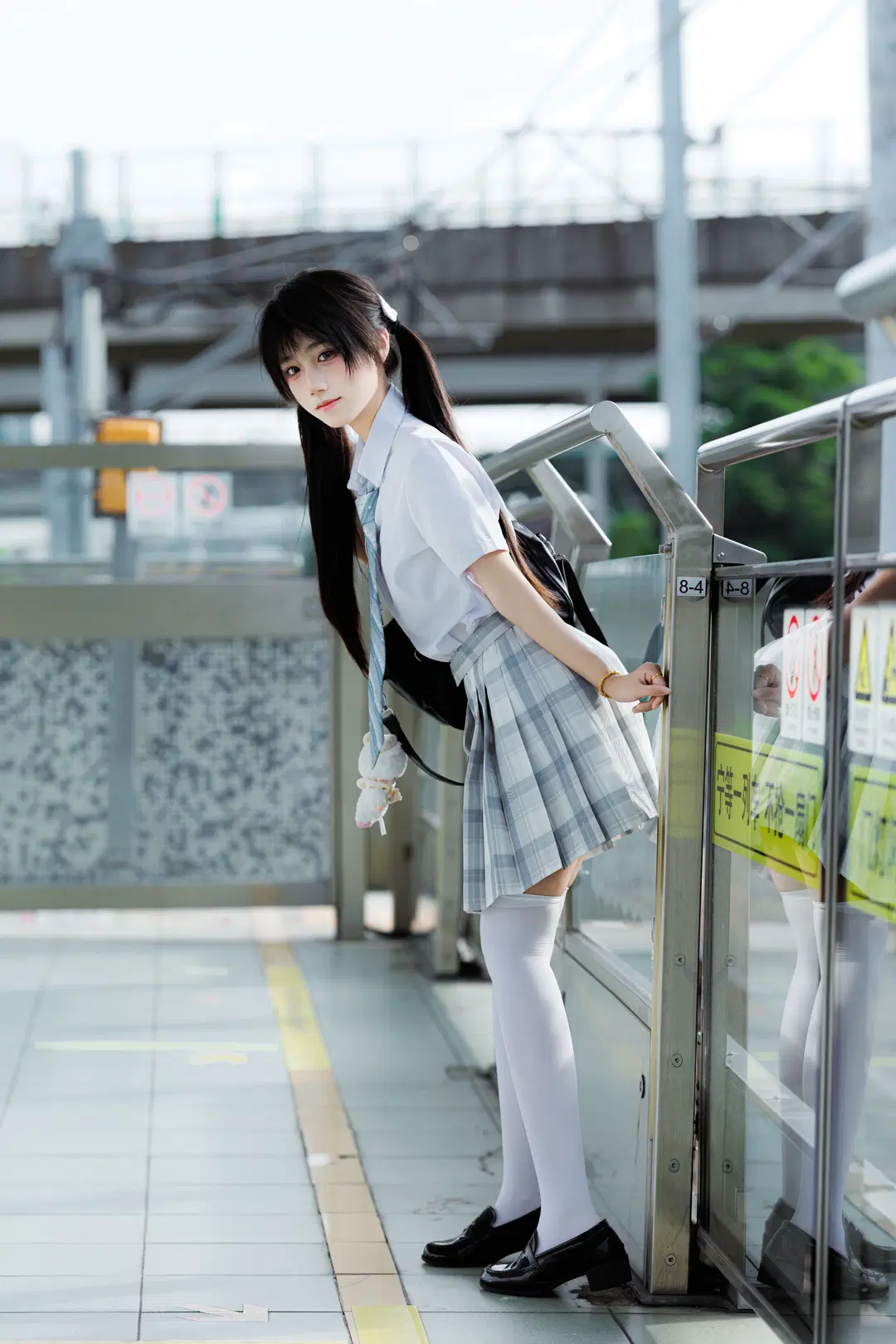 初夏の駅ホームで紡ぐJK制服ポートレート - 渡井LastRemote - 10枚目