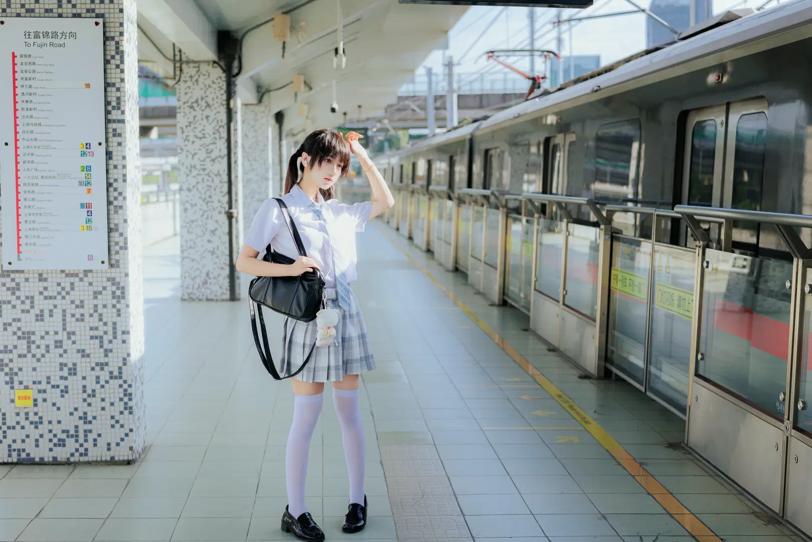 初夏の駅ホームで紡ぐJK制服ポートレート - 渡井LastRemote - 2枚目
