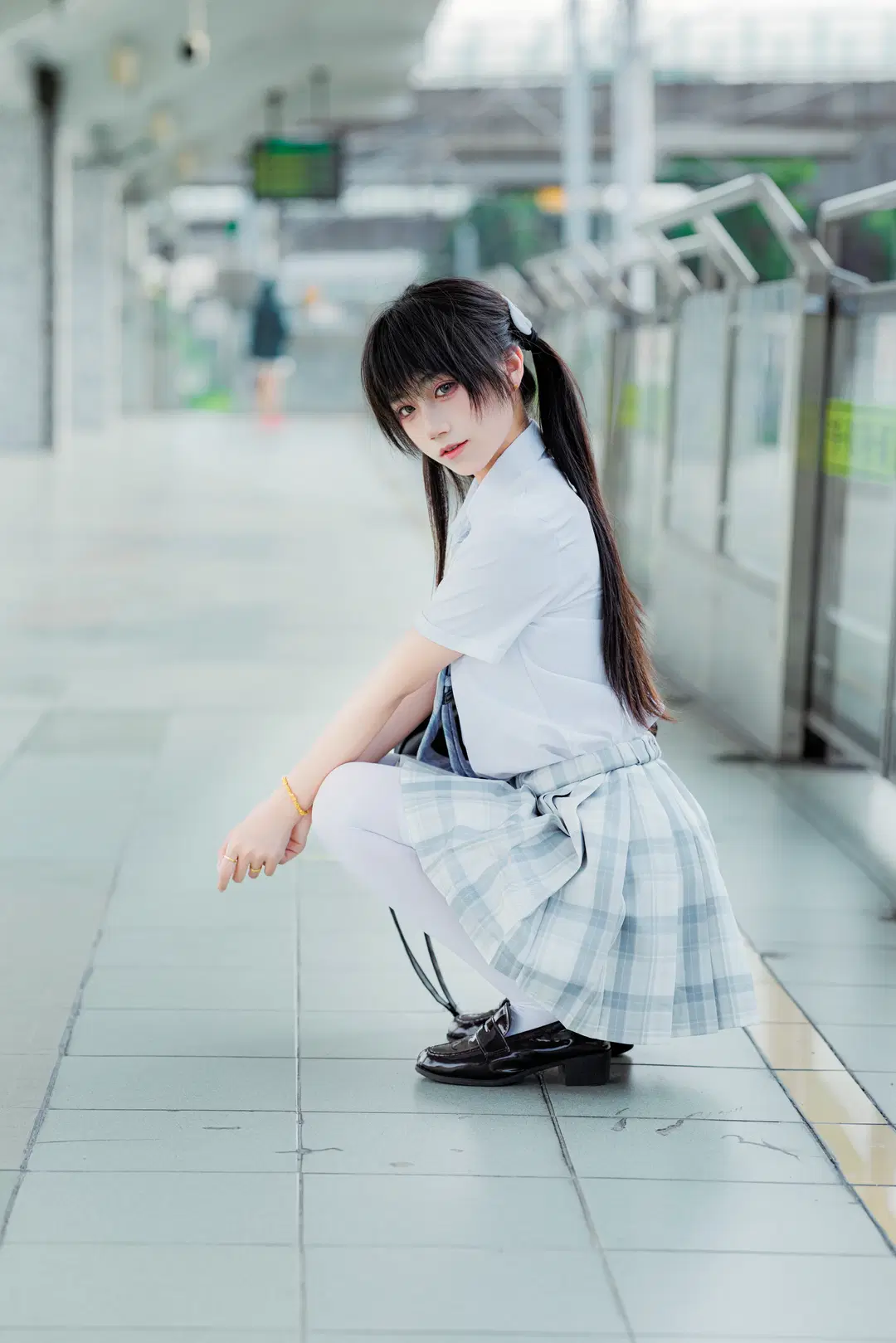 初夏の駅ホームで紡ぐJK制服ポートレート - 渡井LastRemote - 5枚目