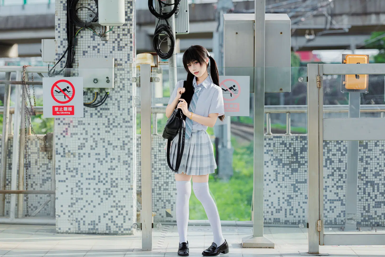初夏の駅ホームで紡ぐJK制服ポートレート - 渡井LastRemote - 6枚目