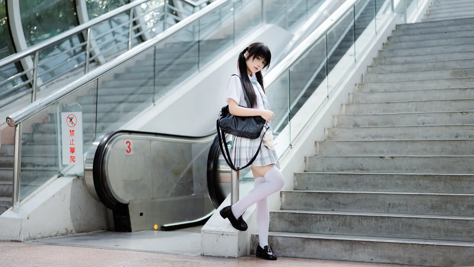 初夏の駅ホームで紡ぐJK制服ポートレート - 渡井LastRemote - 9枚目