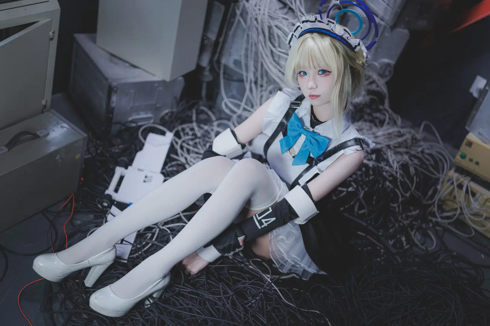 【飛鳥馬トキ コスプレ】『ブルーアーカイブ』レトロサーバルームに灯る近未来メイドの美学 - 渡井LastRemote - 4枚目