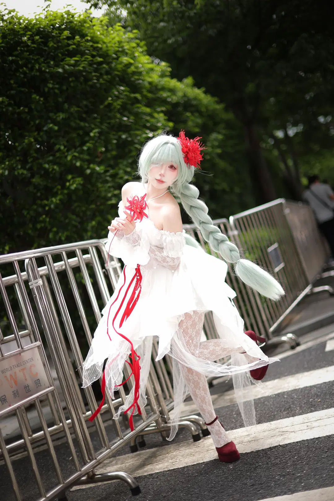 [Phrolova cosplay] Wuthering Waves: Outdoor Shoot Record of White Dress and Mint-Green Long Hair by 云离饱饱 - Image 4