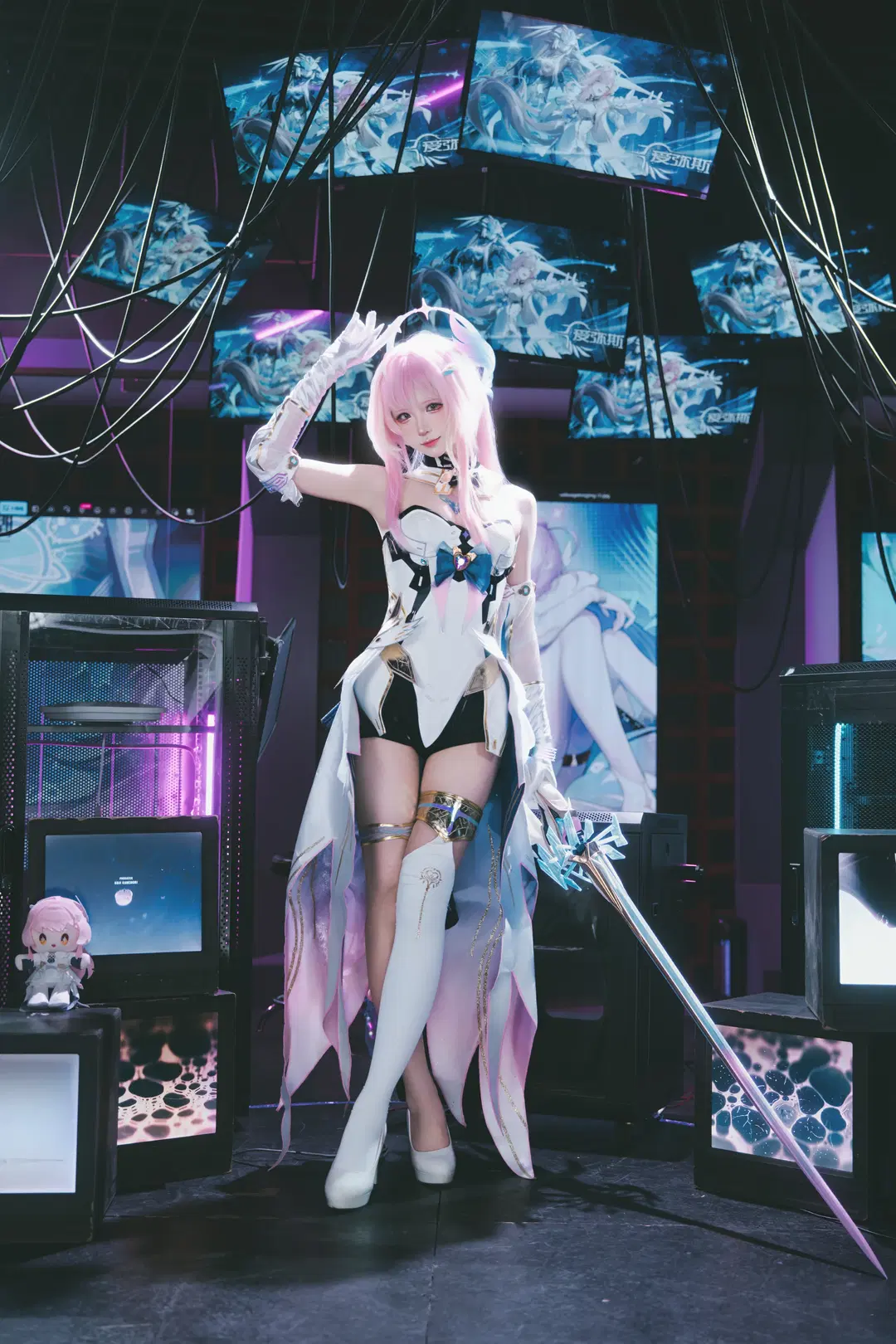 【爱弥斯cos】鸣潮科幻机娘风，光影中的救世之约 - X.Pu📷 - 第3张