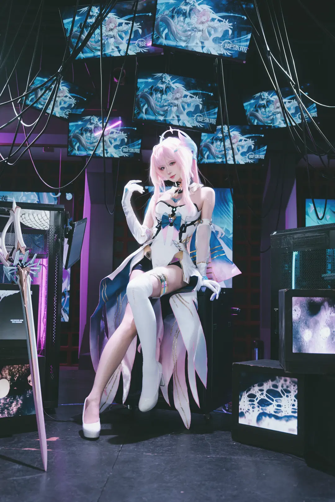 【爱弥斯cos】鸣潮科幻机娘风，光影中的救世之约 - X.Pu📷 - 第6张