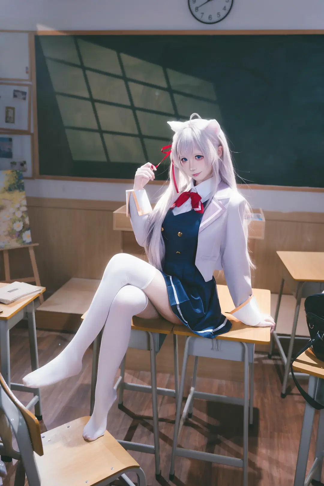 【艾莉cos】不時輕聲地以俄語遮羞的鄰座艾莉同學，教室光影下的白絲制服少女