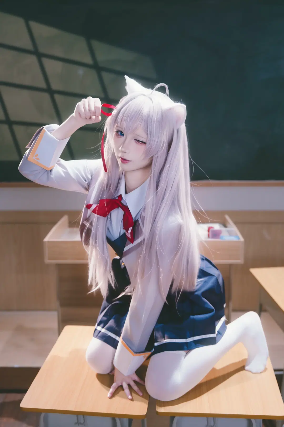 【艾莉cos】不時輕聲地以俄語遮羞的鄰座艾莉同學，教室光影下的白絲制服少女 - X.Pu📷 - 第2張