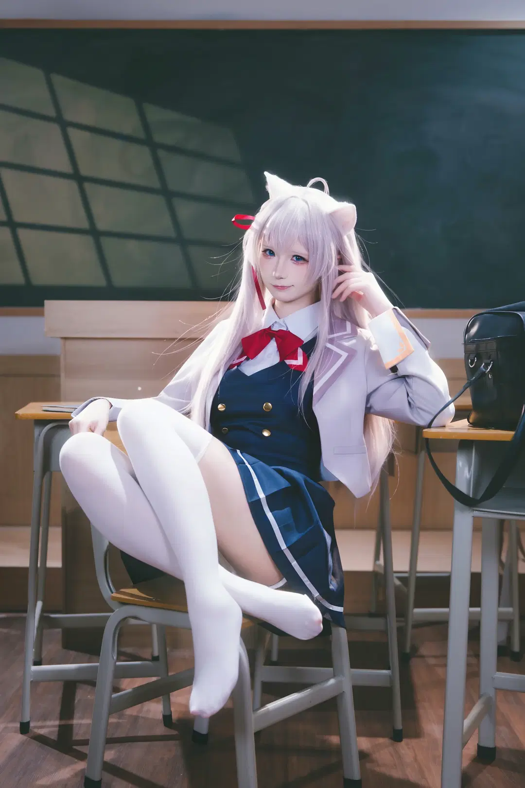 【艾莉cos】不時輕聲地以俄語遮羞的鄰座艾莉同學，教室光影下的白絲制服少女 - X.Pu📷 - 第3張