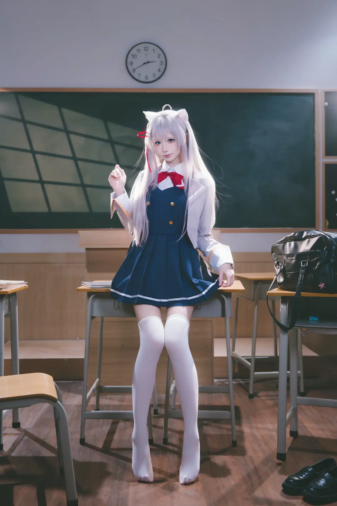 【艾莉cos】不時輕聲地以俄語遮羞的鄰座艾莉同學，教室光影下的白絲制服少女 - X.Pu📷 - 第4張