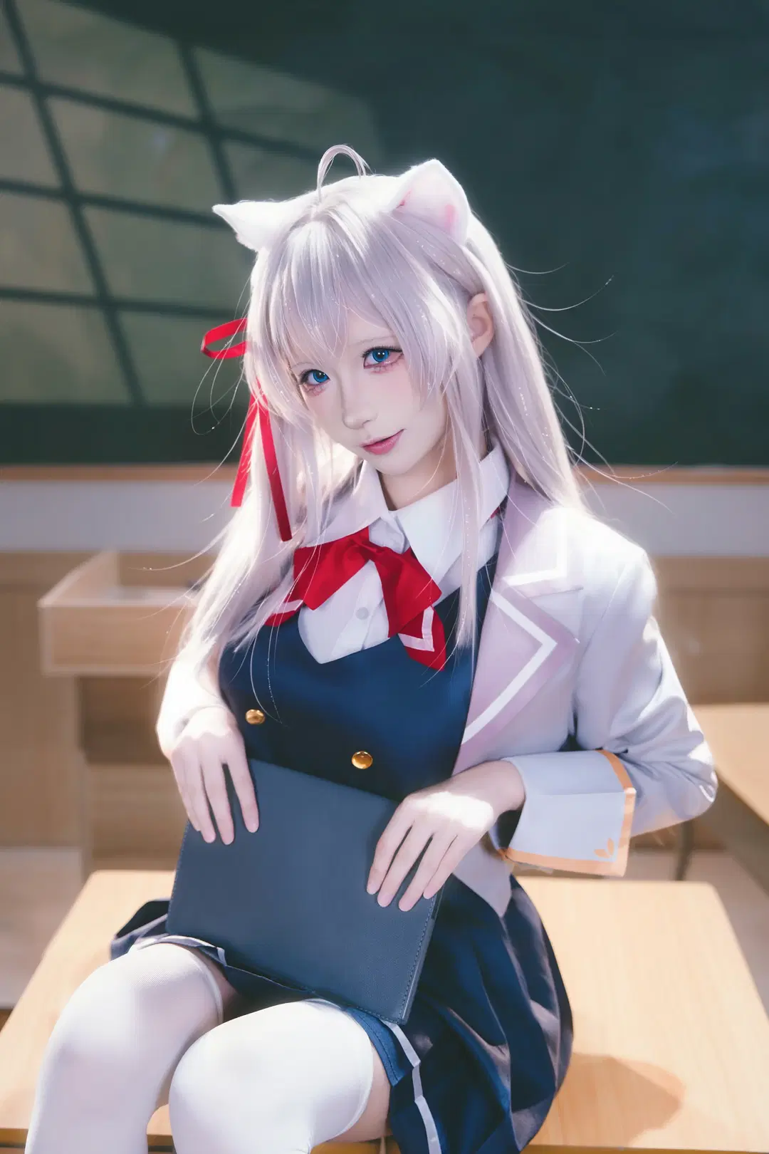 【艾莉cos】不時輕聲地以俄語遮羞的鄰座艾莉同學，教室光影下的白絲制服少女 - X.Pu📷 - 第5張