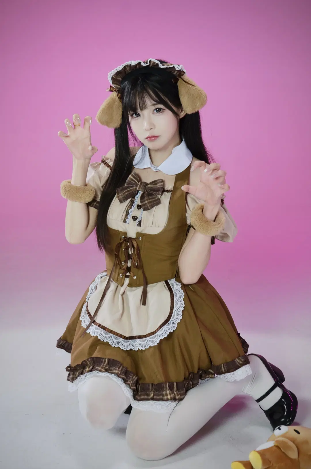 白ストッキング, 柴犬メイド