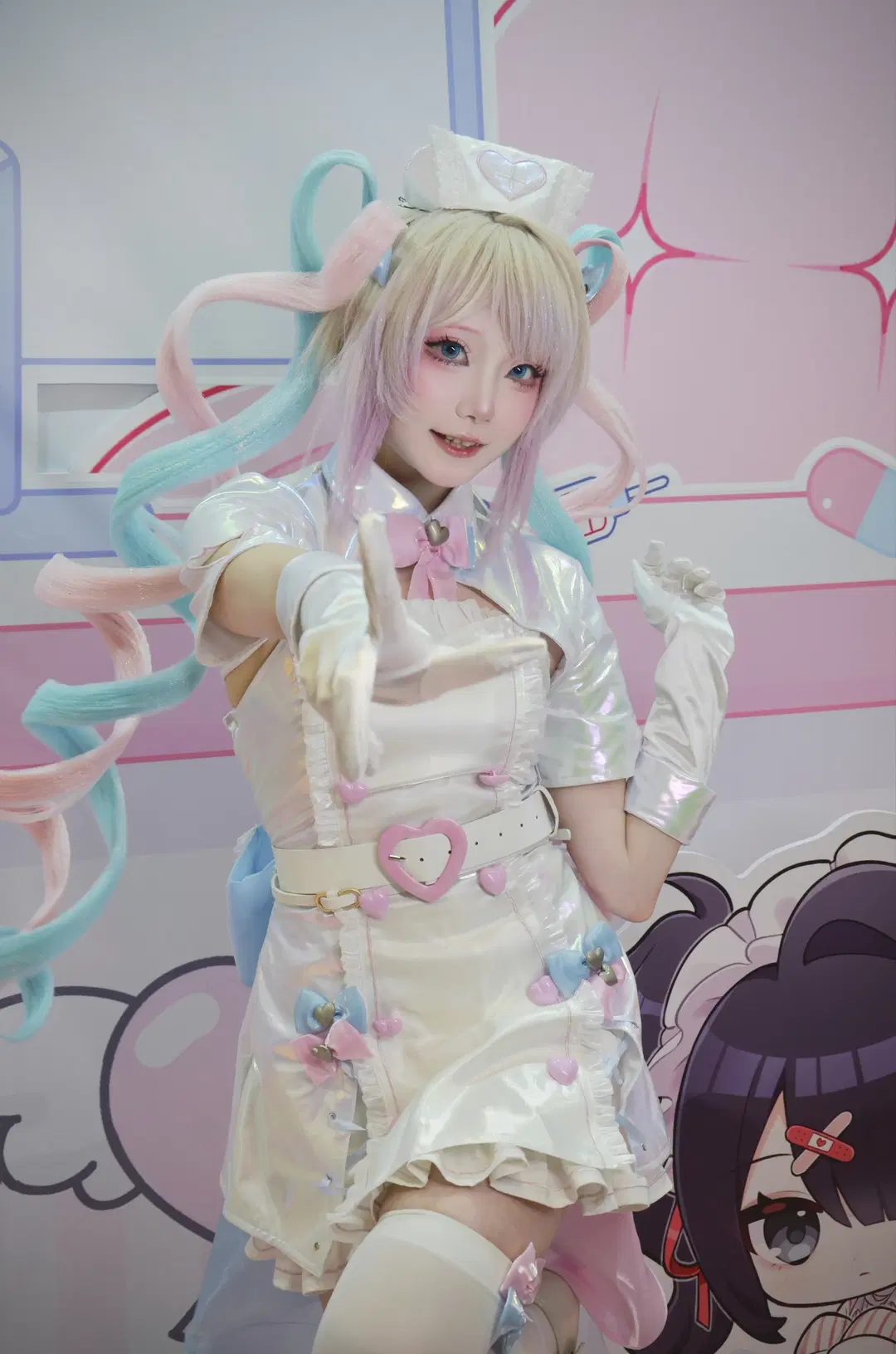 [KAngel cosplay] Checking in at the NEEDY GIRL OVERDOSE Pop-up Store: Holographic Nurse Outfit Loaded with Details by 北境不忘 - Image 2