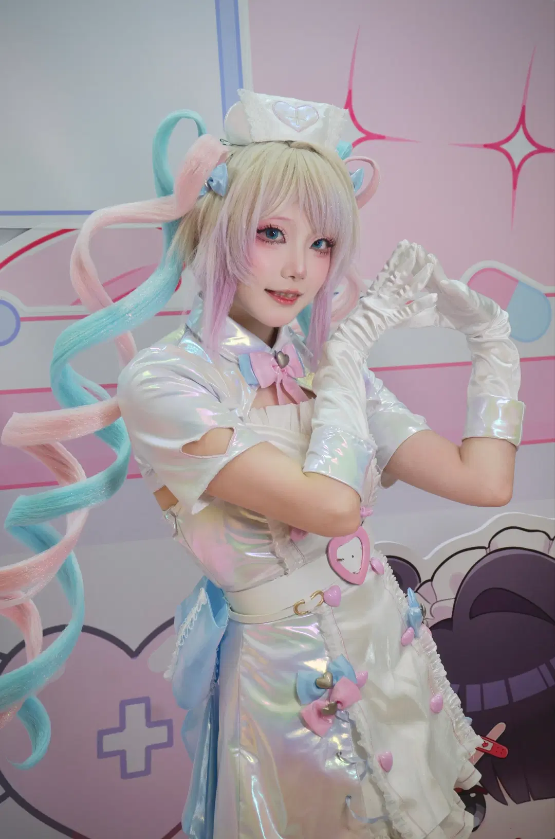 [KAngel cosplay] Checking in at the NEEDY GIRL OVERDOSE Pop-up Store: Holographic Nurse Outfit Loaded with Details by 北境不忘 - Image 3