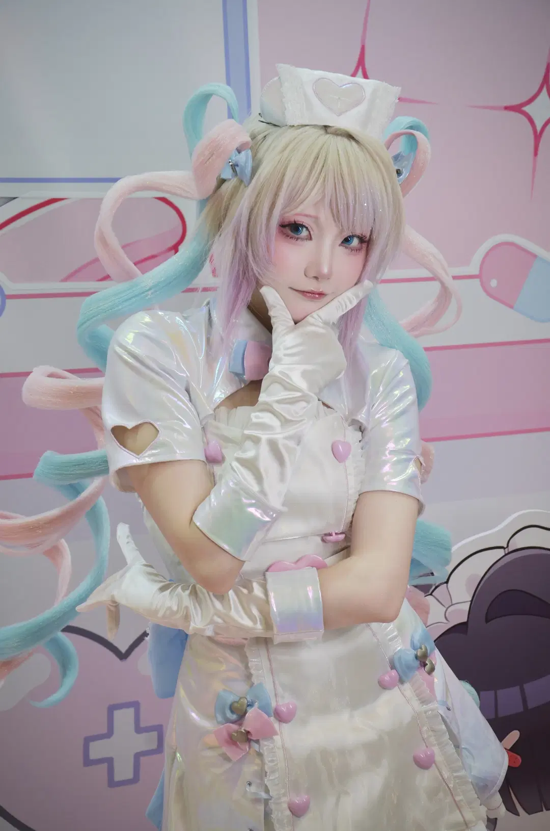 [KAngel cosplay] Checking in at the NEEDY GIRL OVERDOSE Pop-up Store: Holographic Nurse Outfit Loaded with Details by 北境不忘 - Image 5