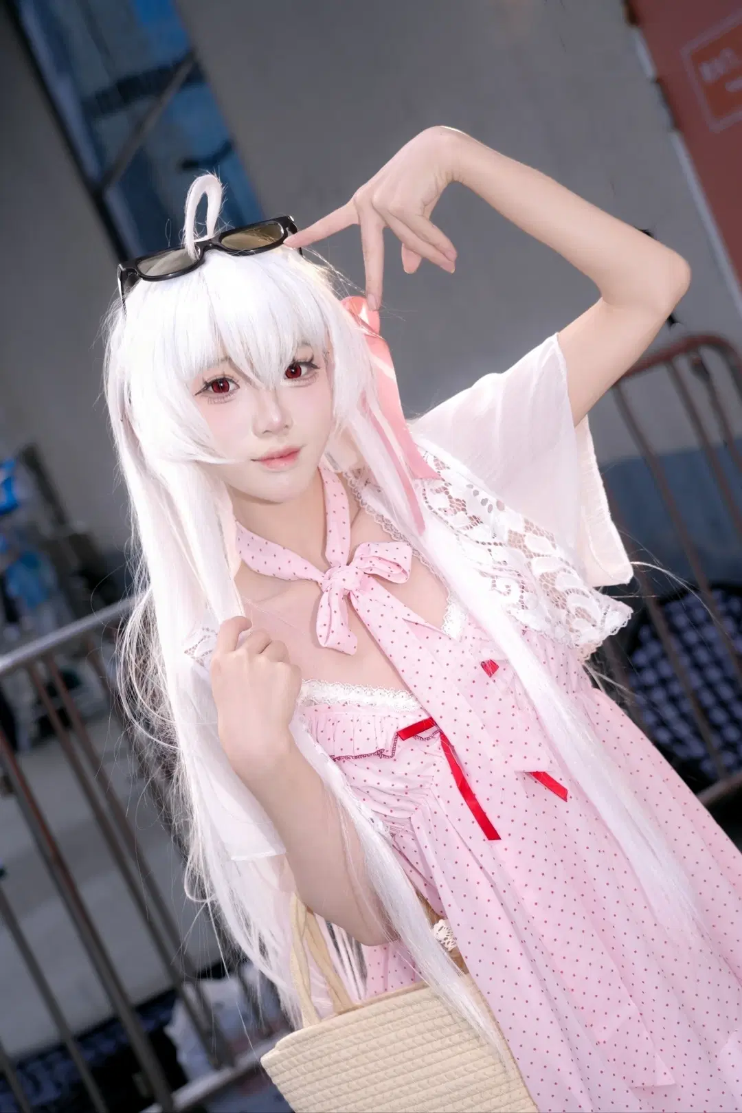 Summer Straw Hat and Polka-Dot Dress: Refreshing Cosplay of a White-Haired, Red-Eyed Girl by 初初初～允 - Image 3