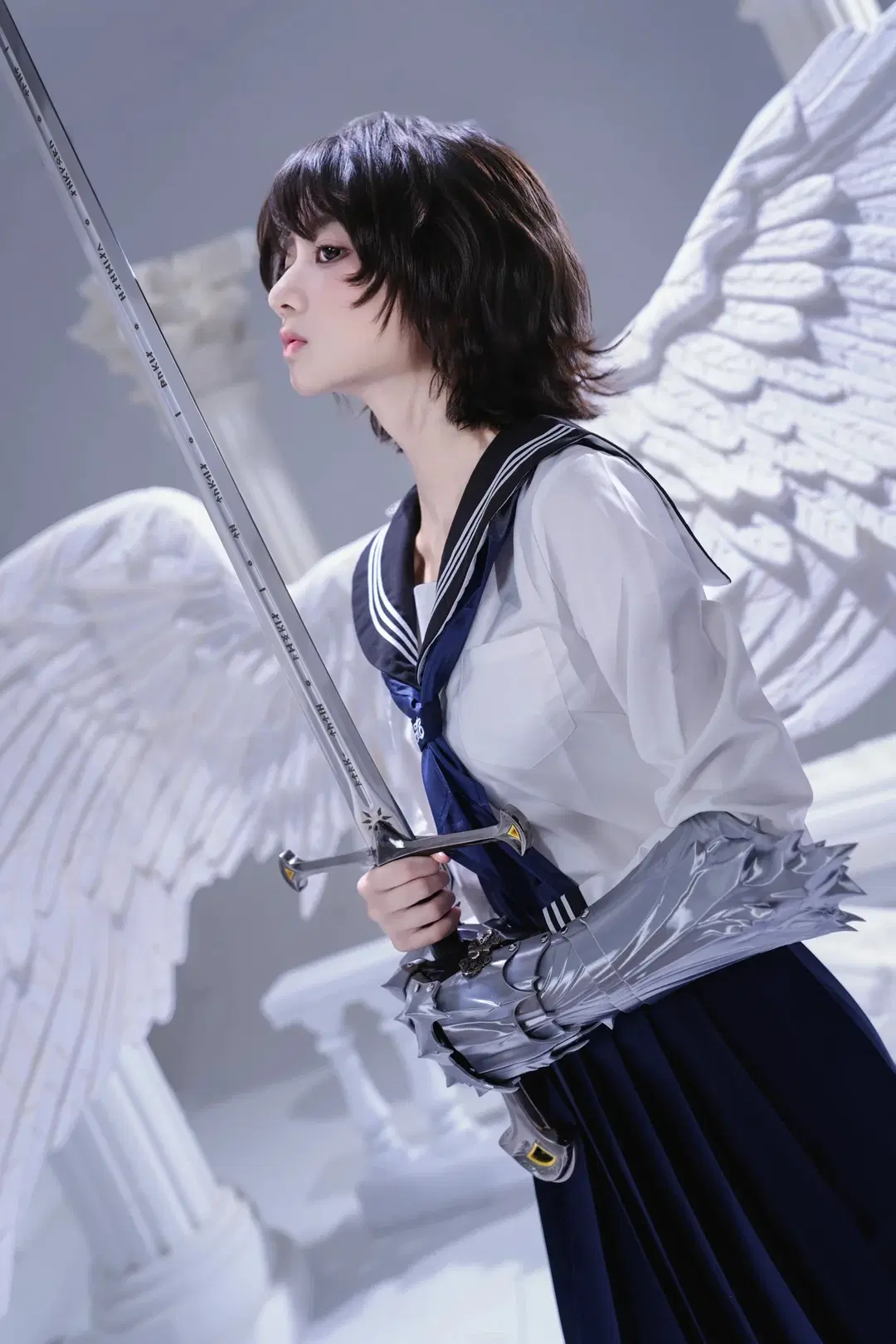 大剣を構えるJK少女、メカアームと制服が織りなすフォトセッションがクールすぎる - 新_ - 12枚目