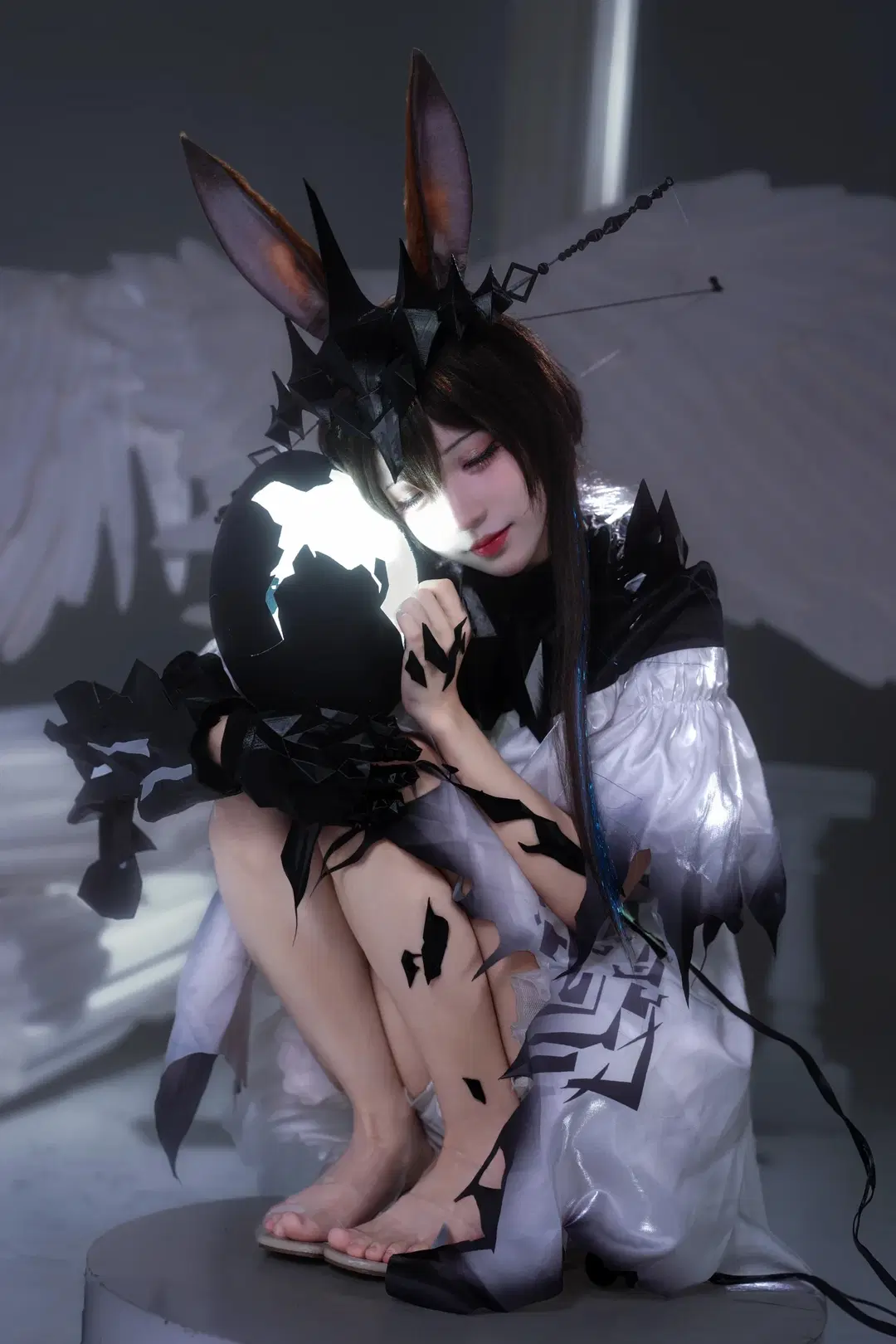 【Lord of Fiends Amiya cosplay】Pure White and Fractures Beneath the Black Crown by 新_ - Image 10