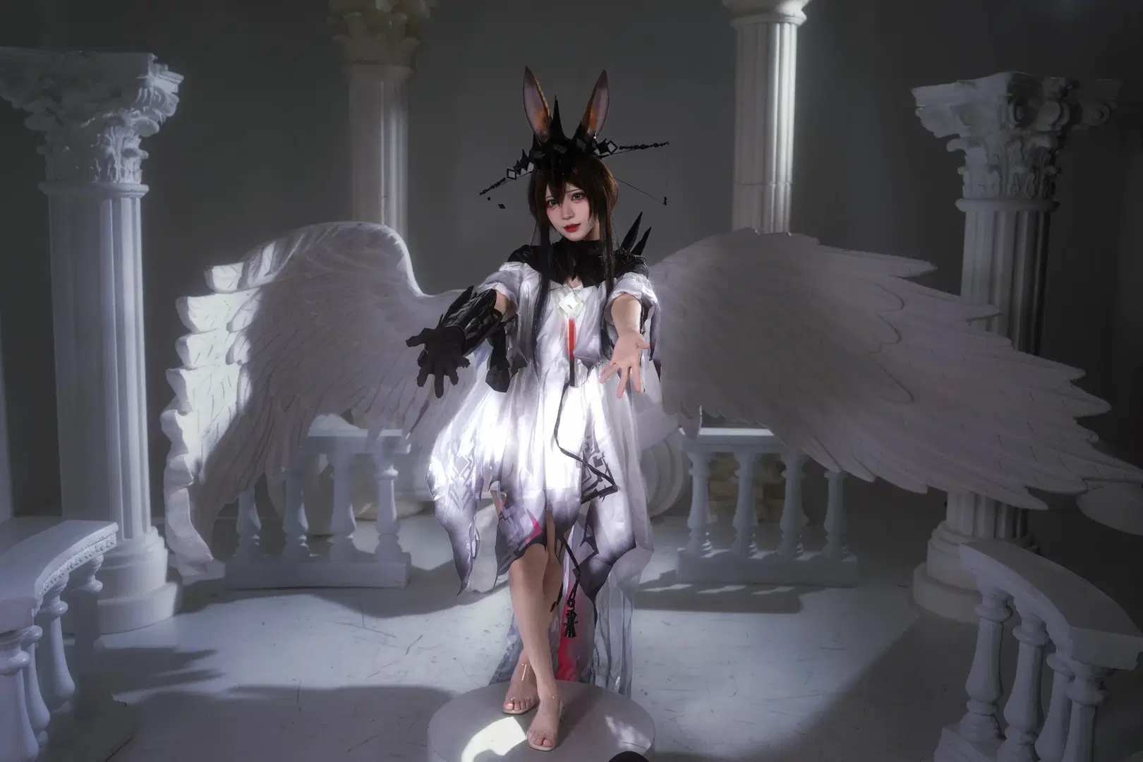 【Lord of Fiends Amiya cosplay】Pure White and Fractures Beneath the Black Crown by 新_ - Image 11