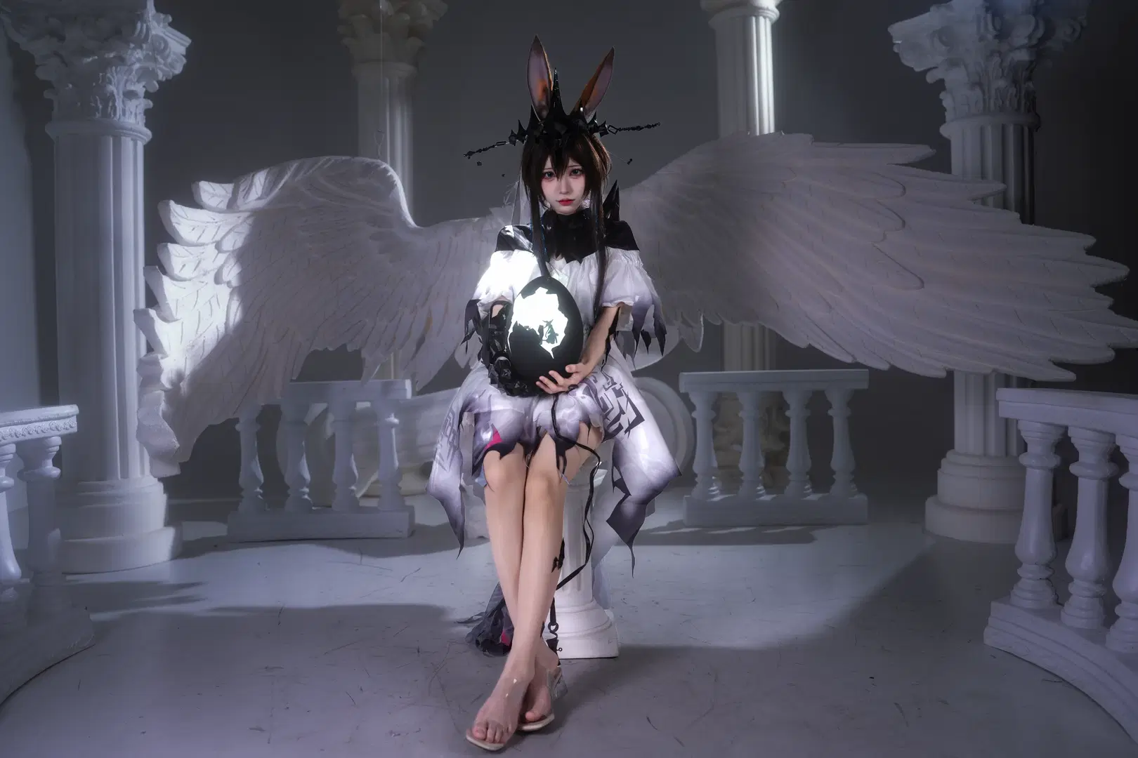 【Lord of Fiends Amiya cosplay】Pure White and Fractures Beneath the Black Crown by 新_ - Image 12