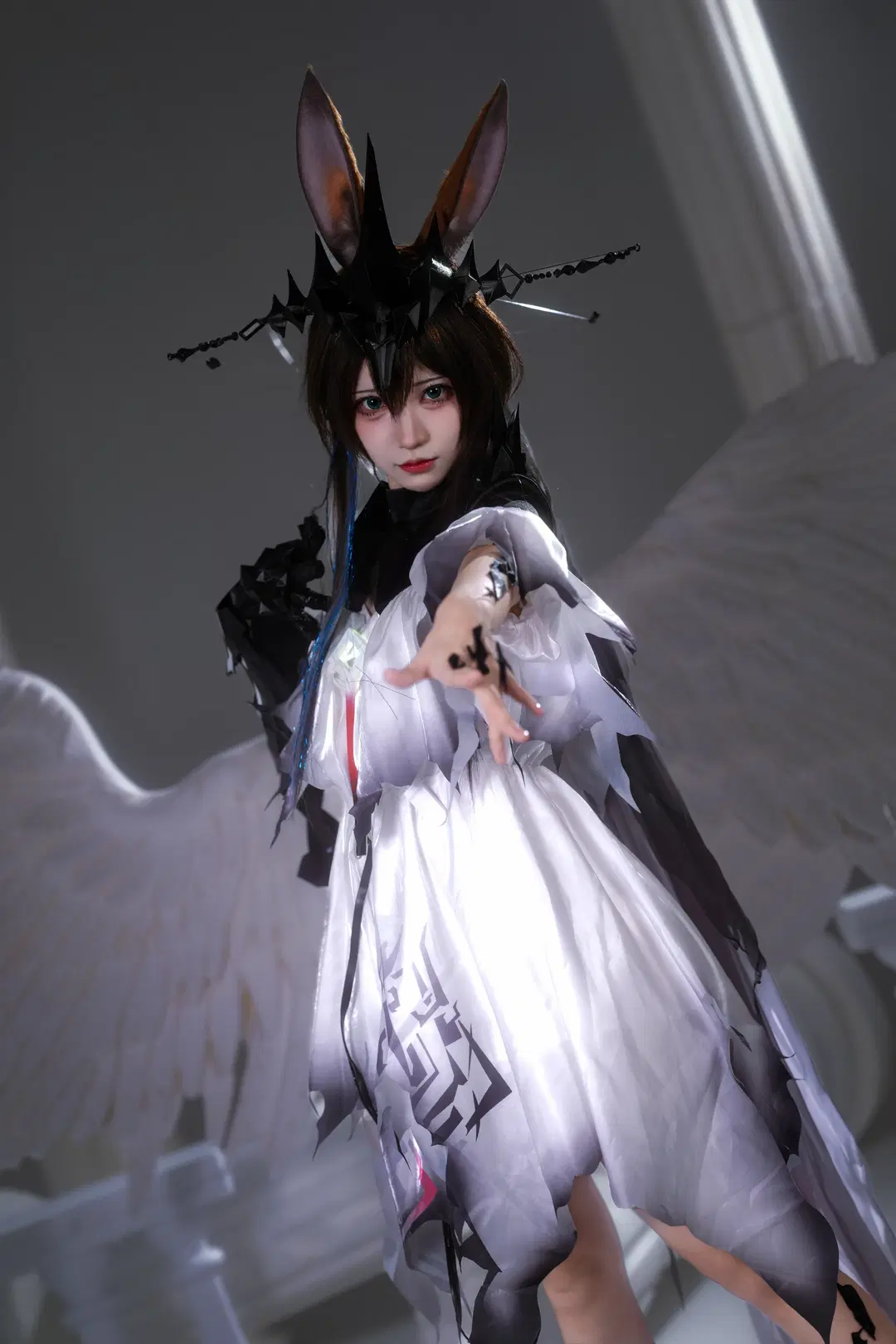 【Lord of Fiends Amiya cosplay】Pure White and Fractures Beneath the Black Crown by 新_ - Image 13