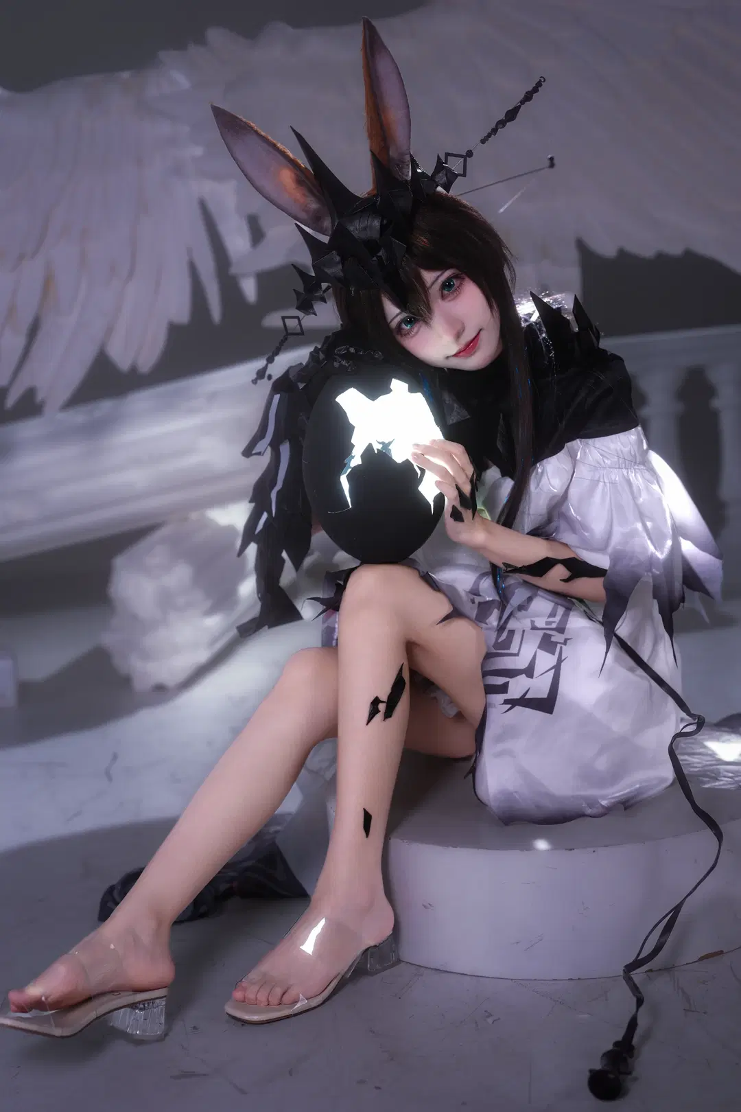 【Lord of Fiends Amiya cosplay】Pure White and Fractures Beneath the Black Crown by 新_ - Image 14
