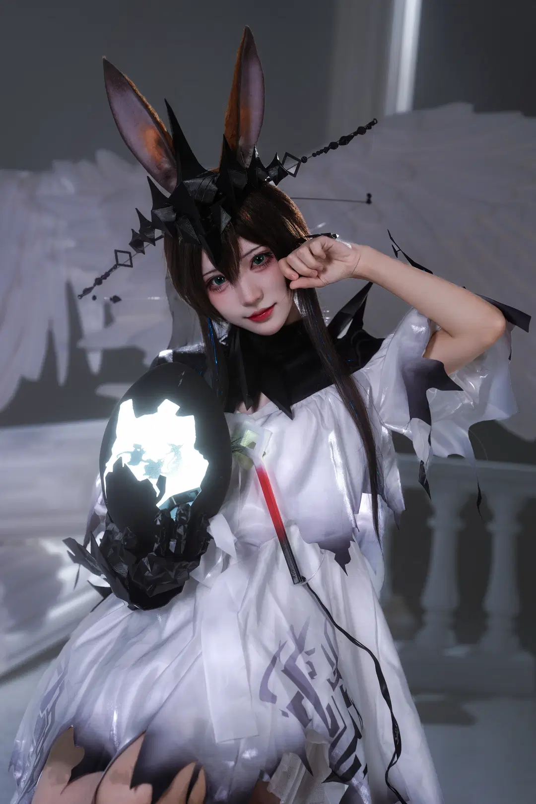【Lord of Fiends Amiya cosplay】Pure White and Fractures Beneath the Black Crown by 新_ - Image 15