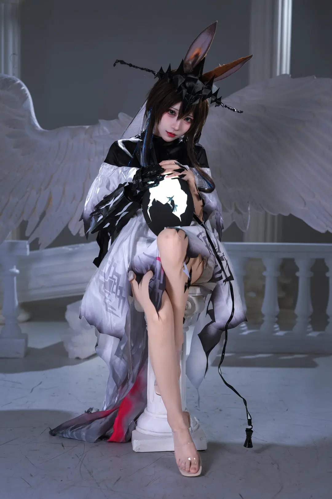 【Lord of Fiends Amiya cosplay】Pure White and Fractures Beneath the Black Crown by 新_ - Image 16