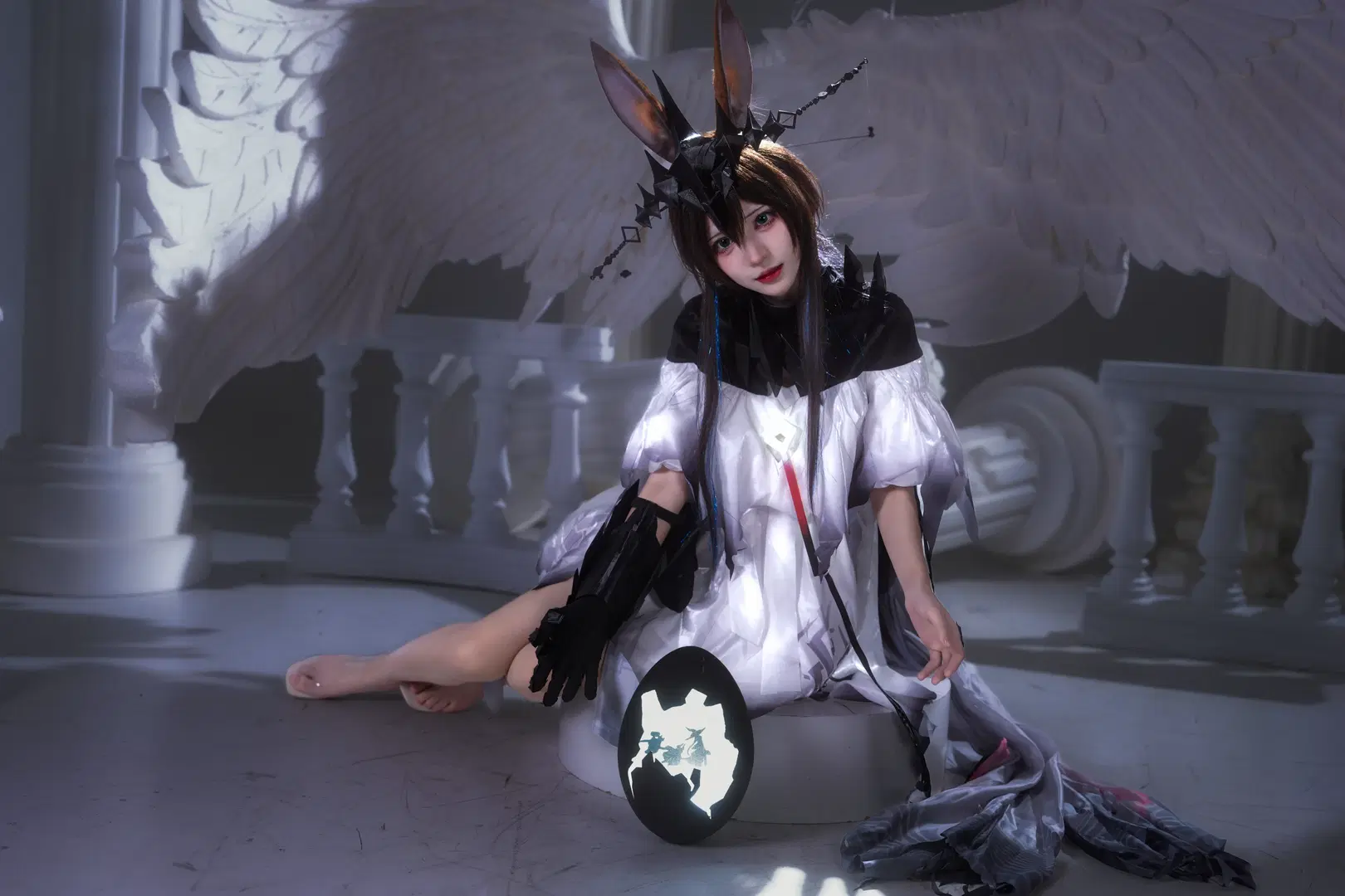 【Lord of Fiends Amiya cosplay】Pure White and Fractures Beneath the Black Crown by 新_ - Image 17