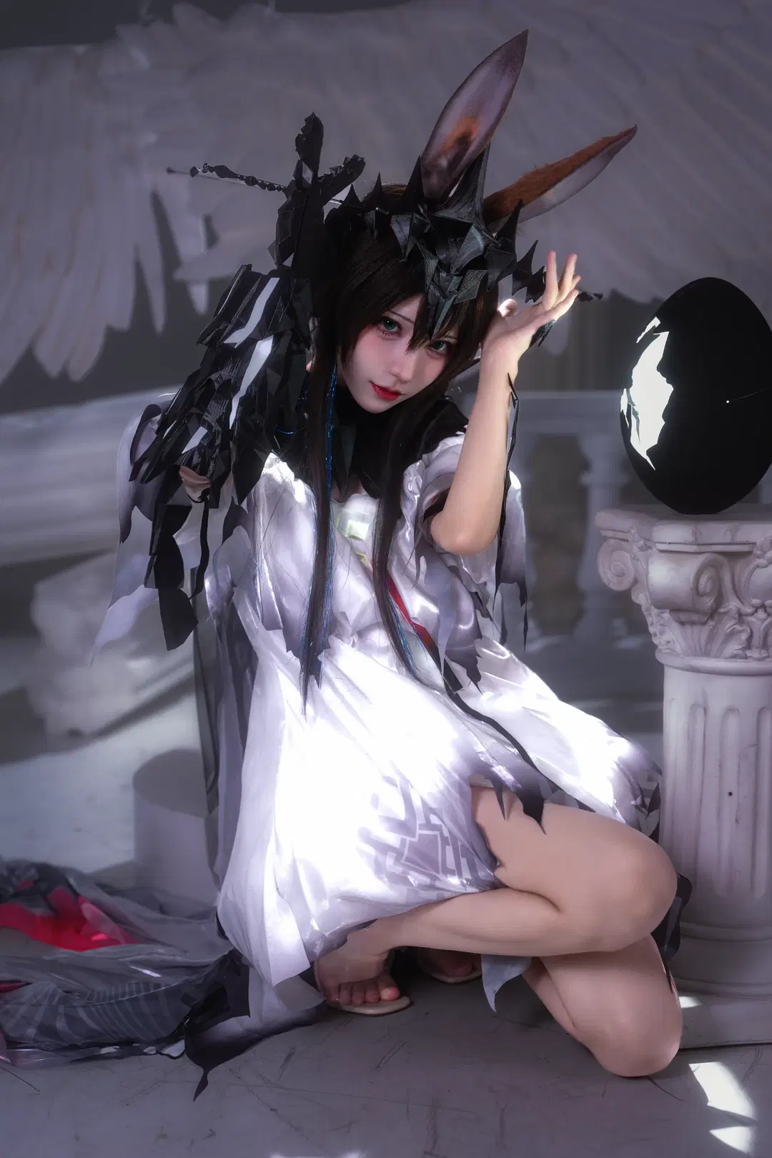【Lord of Fiends Amiya cosplay】Pure White and Fractures Beneath the Black Crown by 新_ - Image 18