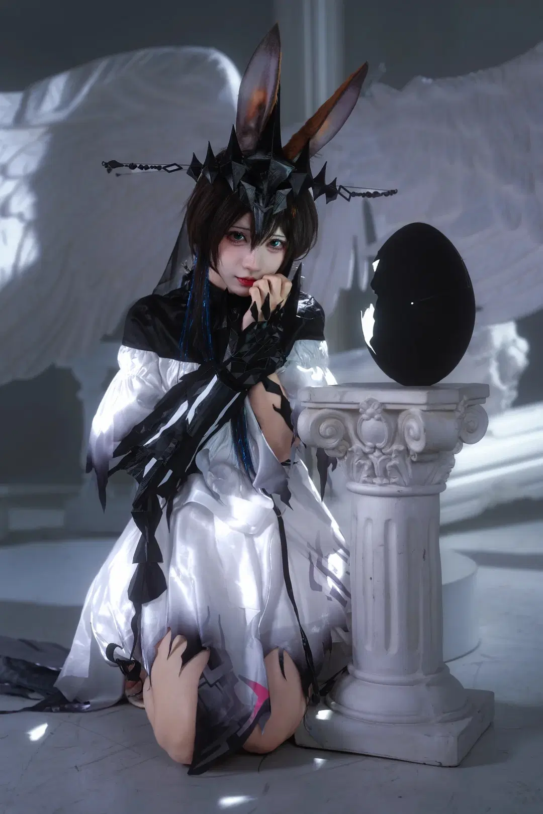 【Lord of Fiends Amiya cosplay】Pure White and Fractures Beneath the Black Crown by 新_ - Image 2