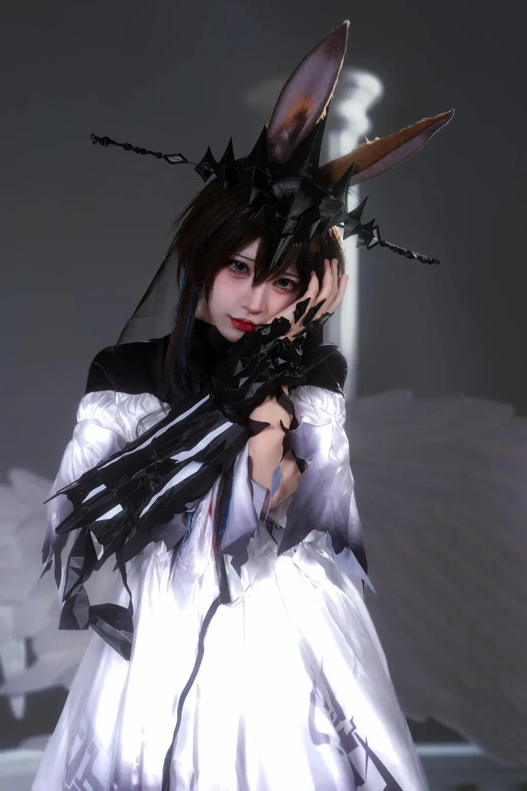 【Lord of Fiends Amiya cosplay】Pure White and Fractures Beneath the Black Crown by 新_ - Image 4