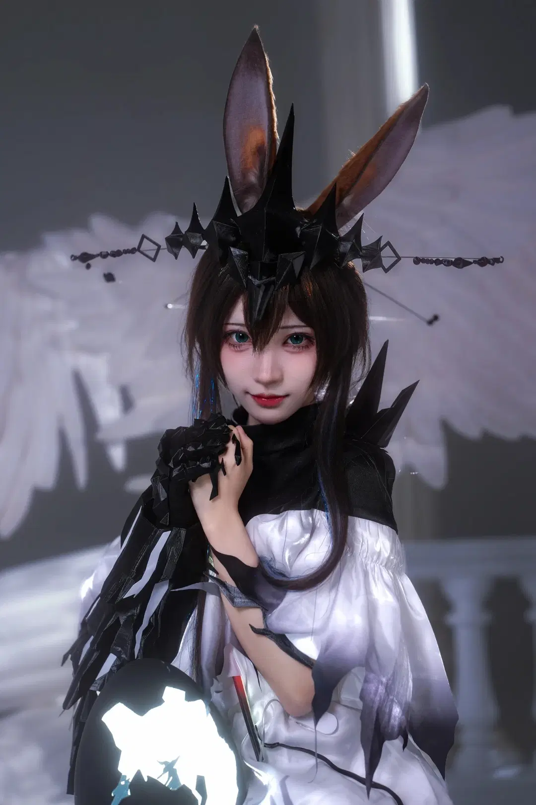 【Lord of Fiends Amiya cosplay】Pure White and Fractures Beneath the Black Crown by 新_ - Image 5