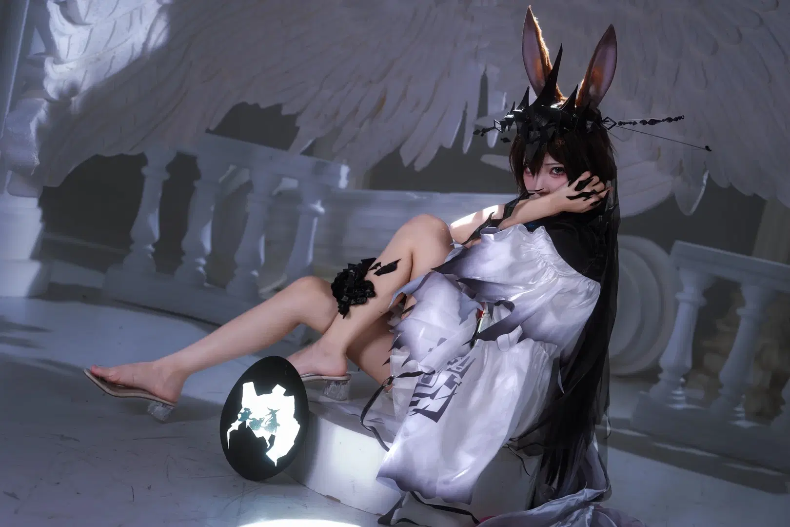 【Lord of Fiends Amiya cosplay】Pure White and Fractures Beneath the Black Crown by 新_ - Image 6