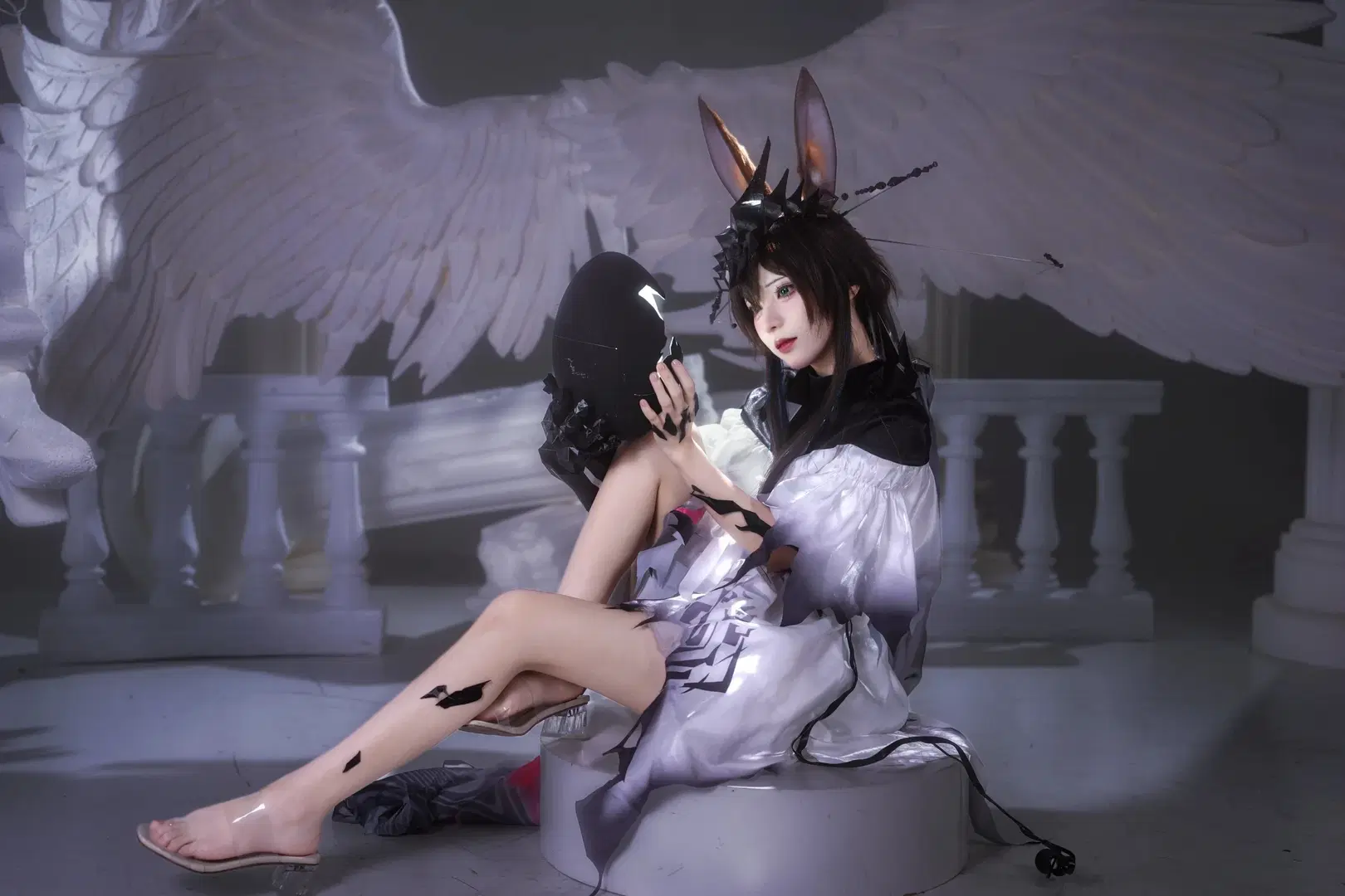 【Lord of Fiends Amiya cosplay】Pure White and Fractures Beneath the Black Crown by 新_ - Image 7