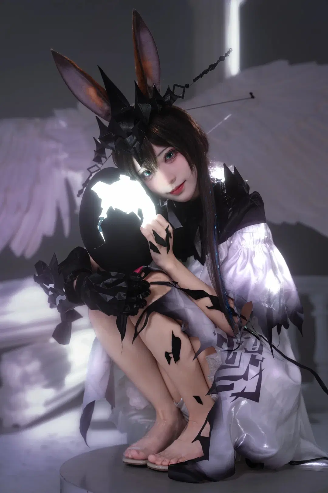 【Lord of Fiends Amiya cosplay】Pure White and Fractures Beneath the Black Crown by 新_ - Image 9