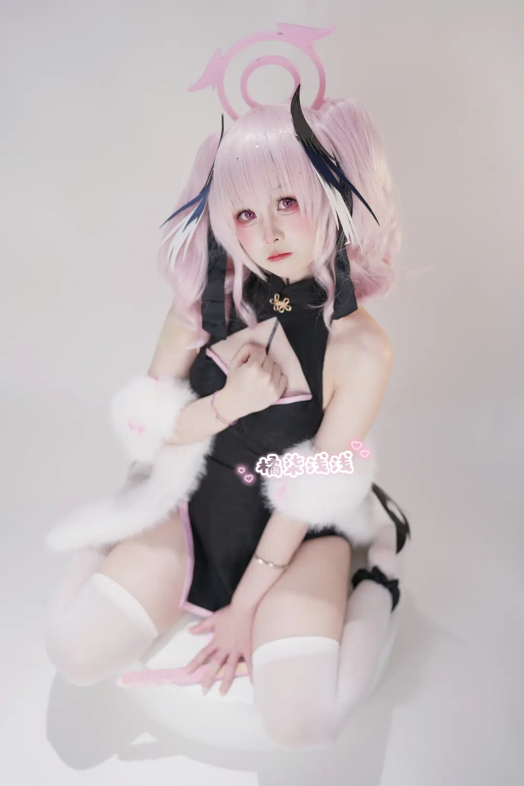 [Shimoe Koharu cosplay] Blue Archive: Collision of Black Qipao and White Stockings by 橘柒浅浅 - Image 3