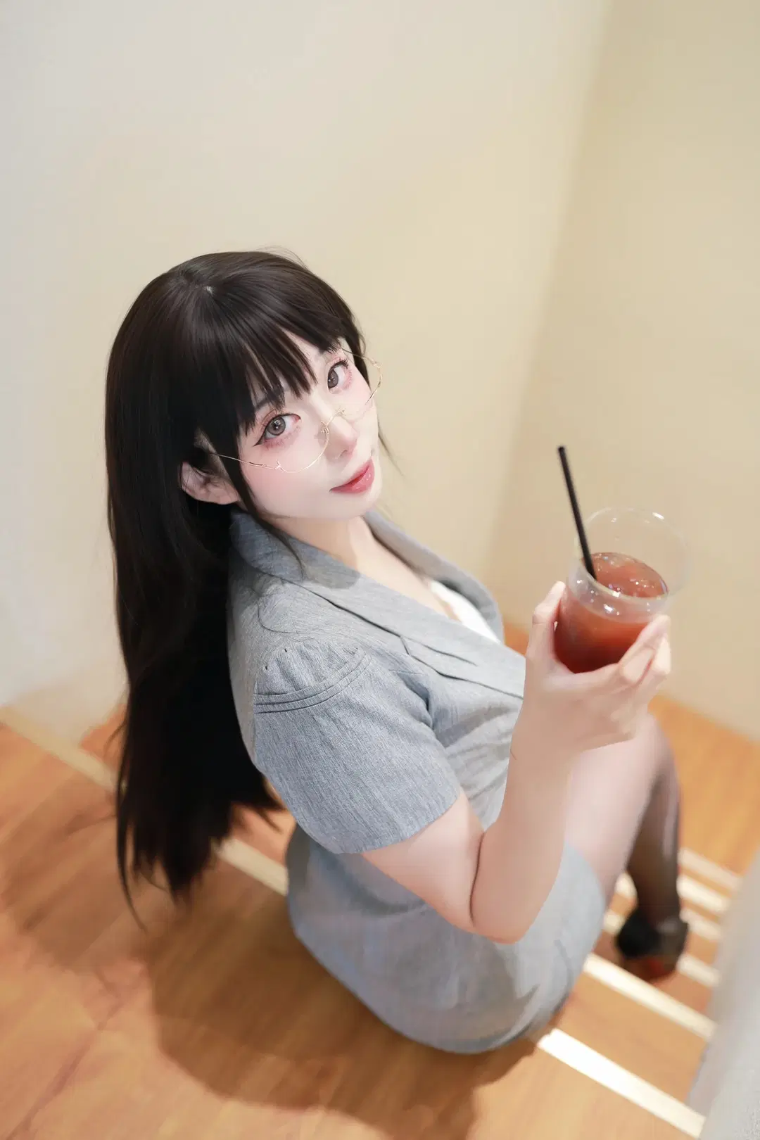 樓梯間裡的OL制服控，灰西裝黑絲的氛圍感擺拍 - 酷bear🐻 - 第3張