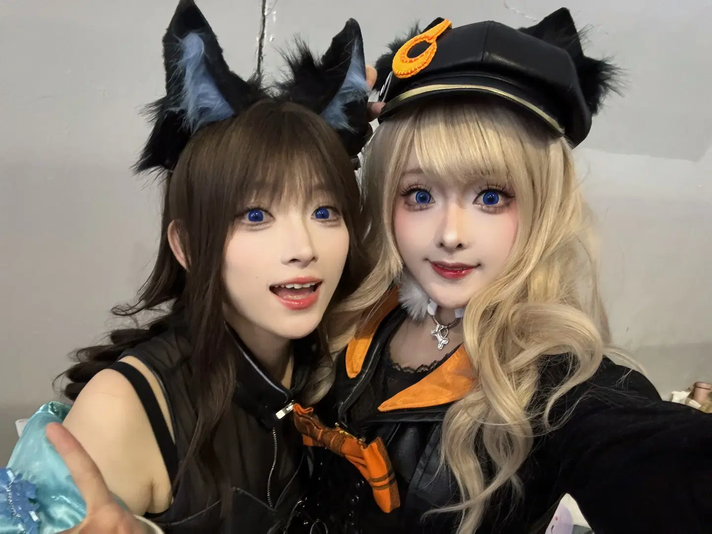 【エンバーパップ コスプレ】アニィモのBW 2026で孔雀先生とツーショット！イベント写真 - 矢泽焰焰子 - 3枚目