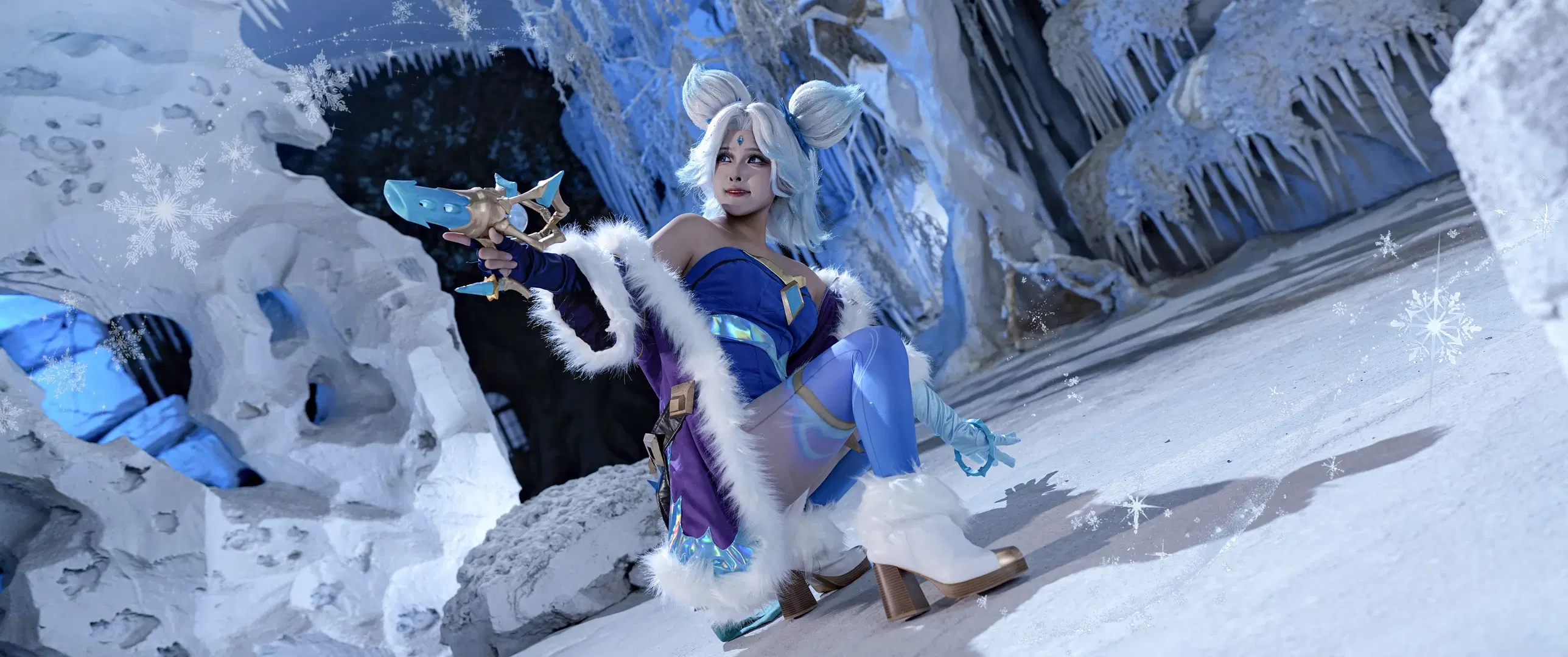 [Zeri cosplay] League of Legends Winterblessed Skin: Plush Coat and Holographic Fabrics Make the Perfect Match by 矢泽焰焰子 - Image 2