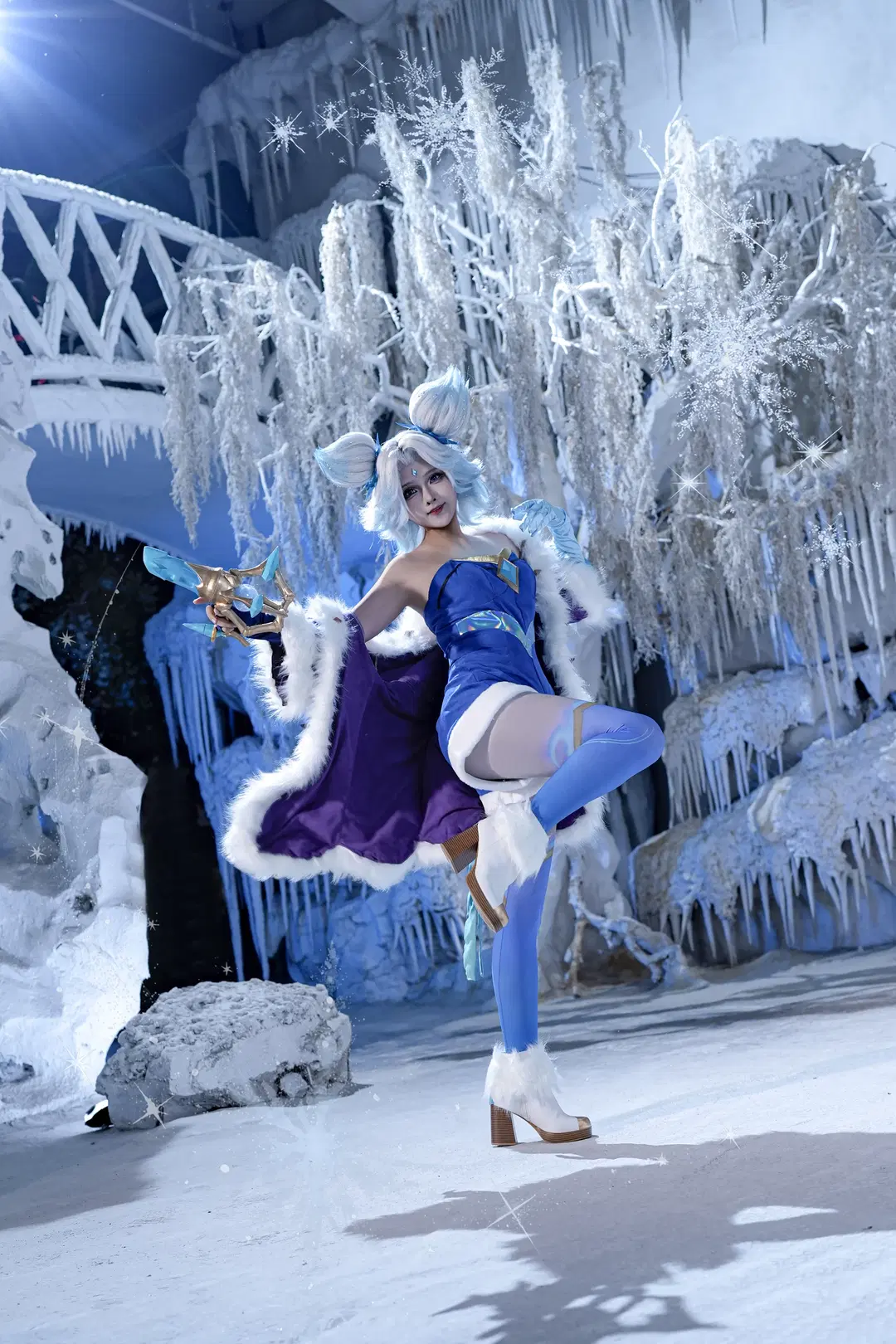 [Zeri cosplay] League of Legends Winterblessed Skin: Plush Coat and Holographic Fabrics Make the Perfect Match by 矢泽焰焰子 - Image 3